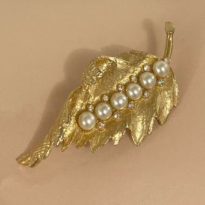 Vintage brooch Pin Leaves with Pearls Center